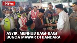Romantis! Menhub Bagi-Bagi Bunga saat Tinjau Keberangkatan Jamaah Haji di Bandara Soetta