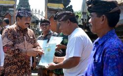 Menteri Hadi Tjahjanto Serahkan Sertifikat Tanah untuk Pura di Gianyar