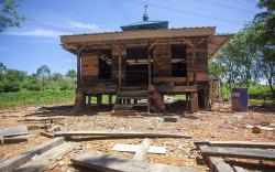 Papan Bangunan Musala Ini Terbuat dari Limbah Plastik Daur Ulang