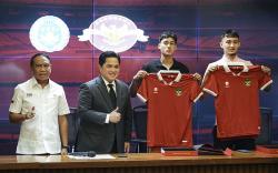 Pemain Naturalisasi Struick dan Jenner Pamer Jersey Timnas Indonesia