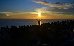 Menikmati Indahnya Sunset dari Puncak Bukit Gado-Gado di Padang