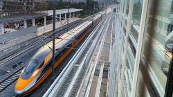 Polda Jabar Larang Warga Main Layangan Dekat Jalur Kereta Cepat<