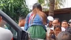 Penangkapan Pelaku Narkoba Dapat Perlawanan Warga, Emak-Emak Naik Kap Mobil Petugas