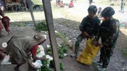 Bantu Ekonomi Mama-Mama Papua, Satgas Yonif 303 Kostrad Borong Jualan Hasil Bumi