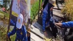 Viral Jembatan Kayu Roboh saat Kadis DPKP Kalsel Diwawancarai, Ada Pejabat Terperosok ke Sawah