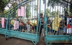 Unjuk Rasa Pencemaran Lingkungan, Massa Dobrak Gerbang Kantor Pemkab Bogor