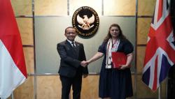 Bahlil-Menteri Inggris Bertemu Bahas Potensi Investasi Pengembangan Baterai Listrik dan EBT