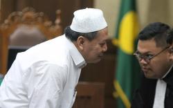 AKBP Bambang Kayun Pakai Peci Jalani Sidang Perdana Kasus Suap