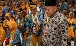 Masih Bugar, Mbah Harun Jemaah Calon Haji Tertua Bikin Gubernur Khofifah Takjub <