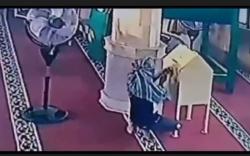 Pria Pakai Penutup Kepala Terekam CCTV Bobol Kotak Amal Masjid di Lubuklinggau