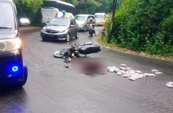 Kecelakaan di Kulonprogo, Pemotor Terkapar di Jalan Usai Tabrak Bus Damri<