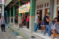Unik, Bhabinkamtibmas di Kebumen Gelar Baksos Potong Rambut agar Santri Tampil Keren<