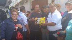 Baksos Partai Perindo Sulut, Bagikan Beras untuk Sopir Angkot di Terminal Amurang