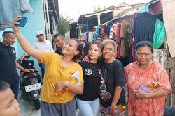 Kebahagiaan Warga Dapat Minyak Goreng dari Bacaleg DPRD Depok Partai Perindo