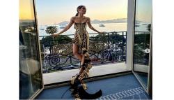 Potret Cinta Laura Tampil Stunning Pakai Kain Tapis Lampung di Paris