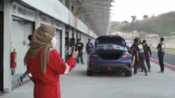 Keren! Emak-Emak Jadi Marshal di Sirkuit Mandalika, Begini Aksinya 