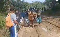 Viral Perempuan Sakit Digendong karena Jalan Rusak, Bupati Muratara Diminta Cek Lokasi 
