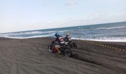 Bukan di Lintasan Aspal, Komunitas Motor Klasik Ini Gelar Drag Race di Tepi Pantai