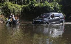 20 Tahun Tidak Ada Jembatan, Warga Desa Ini Nekat Menyeberangi Sungai