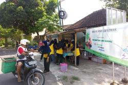  Pedagang Jamu Desa Wisata Kiringan Bagi-Bagi Jamu Gratis, 30 Menit Langsung Ludes<