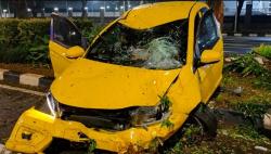 Kecelakaan di Senayan Dini Hari, Mobil Brio Kuning Rusak Parah