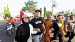 Bupati Kendal dan Istri Ikut Jalan Kaki sambil Bergandengan Tangan dengan 32 Biksu Thudong<