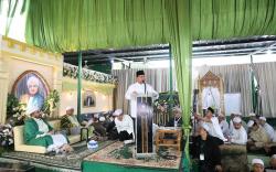 Momen Prabowo Miringkan Podium karena Tak Ingin Belakangi Habib dan Ulama saat Haul Akbar Habib Munzir