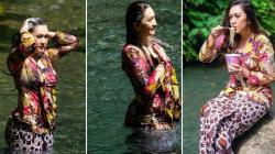 Bukan di Kamar Mandi, Ini Potret Nafa Urbach Keramas di Sungai Berkebaya