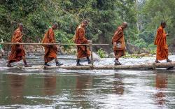 32 Biksu Menyeberangi Sungai Kaligarang Semarang