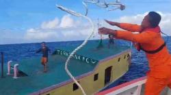 Menegangkan, Detik-Detik Basarnas Ambon Evakuasi Kapal Terombang-ambing di Laut