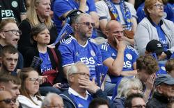 Ekspresi Sedih Suporter, Leicester City Turun Kasta ke Divisi Championship