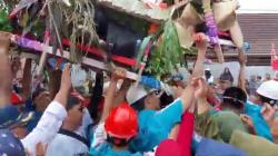 Pawai Alegoris HUT ke-75 Subang, Warga Berdesakan dan Berebut Hasil Bumi<