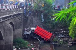 Sopir Mengantuk, Truk Terjun ke Sungai Logung Kudus