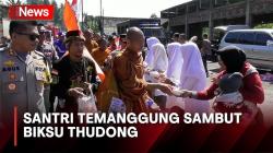 Sambut Biksu Thudong, Santri di Temanggung Berikan Semangat dan Makanan
