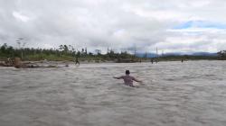 Aksi Heroik Kapolsek di Kaimana, Seberangi Kali dengan Arus Deras untuk Semangati Anggota