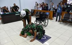 Ekspresi 2 Prajurit TNI AD Lolos Hukuman Mati, Menangis hingga Sujud<