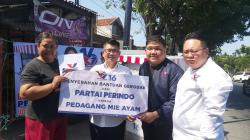 Cerita Bahagia Penjual Mi Ayam di Surabaya Dapat Gerobak dari Partai Perindo <