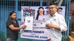 Bacaleg Partai Perindo Bagikan Gerobak Gratis pada Penjual Mi Ayam dan Bakso di Surabaya<