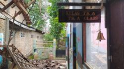 Miris, 12 Siswa TK Ponorogo Terpaksa Belajar di Kelas Darurat karena Atap Sekolah Roboh 