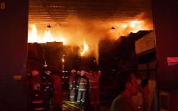 Kebakaran Gudang Triplek di Pondok Bambu, 22 Unit Damkar Dikerahkan