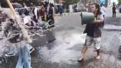 Emak-Emak Bentrok dengan Mahasiswa, Siram Air Emosi Terkena Asap Ban yang Dibakar