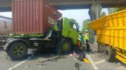 Kecelakaan di Tol Cikupa, Trailer Tabrak Truk Colt Diesel gegara Sopir Ngantuk