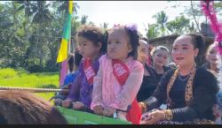  Tradisi Jamasan, Ratusan Warga Desa Tlaga Banjarnegara Arak 7 Anak Berambut Gimbal<