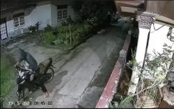Pemotor Curi Kucing Anggora Terekam CCTV di Palembang 