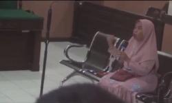 Perempuan Viral Siram Rumah Tetangga dengan Kotoran Manusia Dihukum 1 Bulan Penjata<