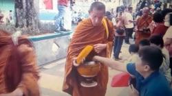  Tradisi Pindapata, Puluhan Biksu Terima Bahan Makanan dan Uang dari Umat Buddha <