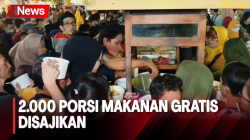 Kemeriahan HUT Kota Surabaya, Ribuan Warga Berebut Makanan Gratis 