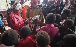 Mensos Serahkan Bantuan kepada Masyarakat Asmat