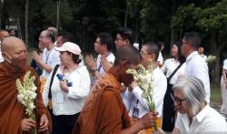 Biksu Thudong Lakukan Puja Bakti, Meditasi dan Pradaksina di Stupa Induk Candi Borobudur
