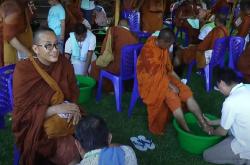 Rombongan Biksu Thudong Tiba di Borobudur, Disambut Anak-Anak Memainkan Karawitan